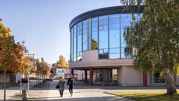 Photo of the Main Library building.