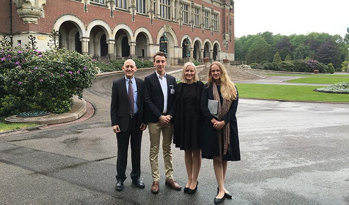 Tarik Radwan, som coachade laget, på plats i Haag med David Silverlid, Johanna Kastensson och Kristin Carlberg.