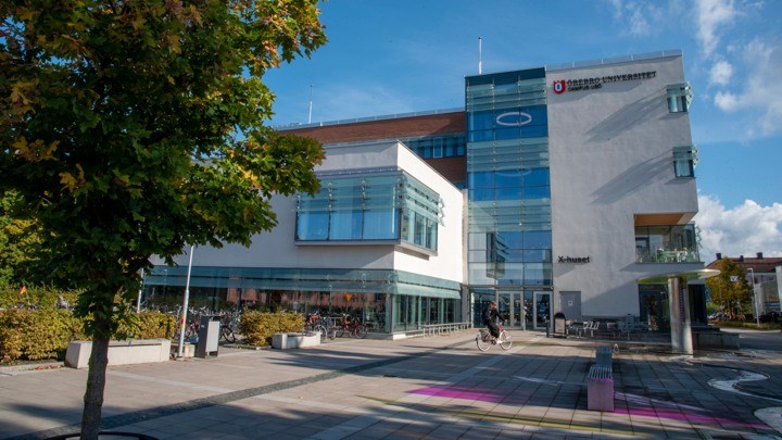 Foto på Campus USÖ med ett träd i förgrunden.