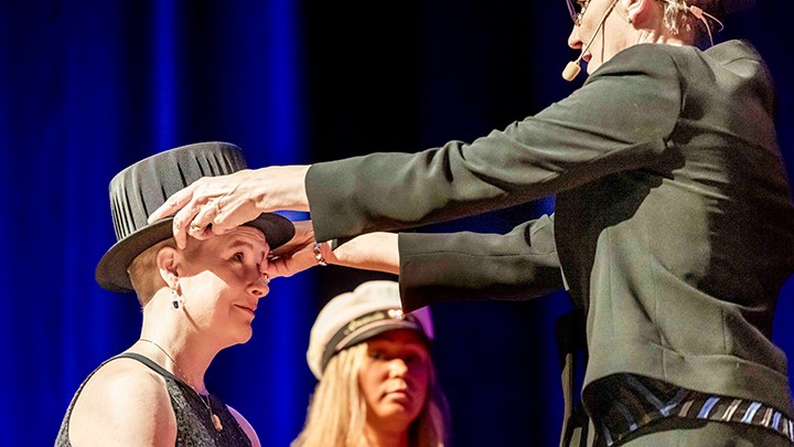 Anja Westman tar emot sin hatt.