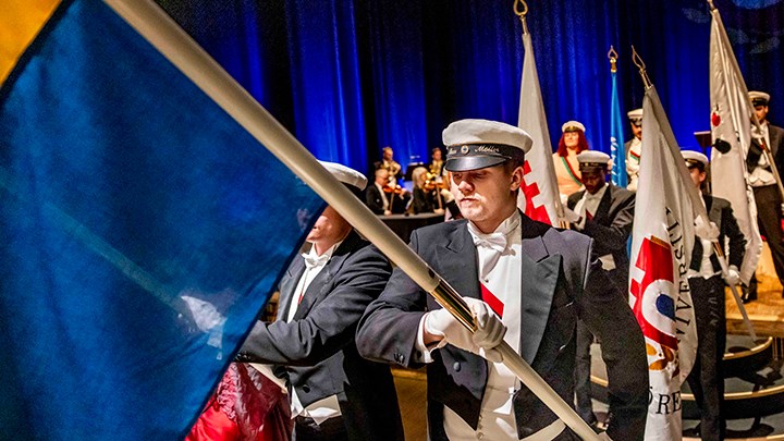 Studenterna bär flaggor.