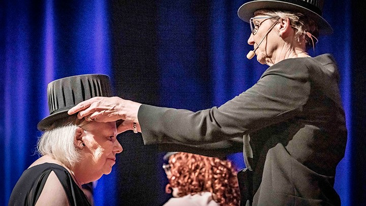 Margaret Kathleen Pichora-Fuller tar emot sin hatt.