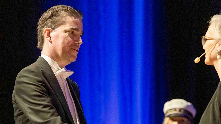 Martin Kragh tar emot Marie Brodin.