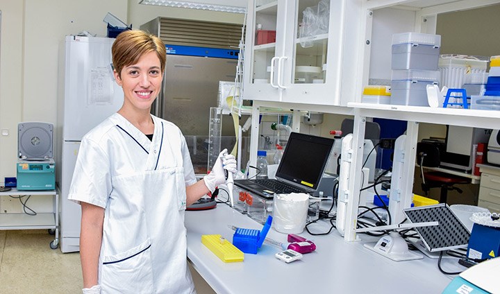 Bianca Stenmark i ett labb.
