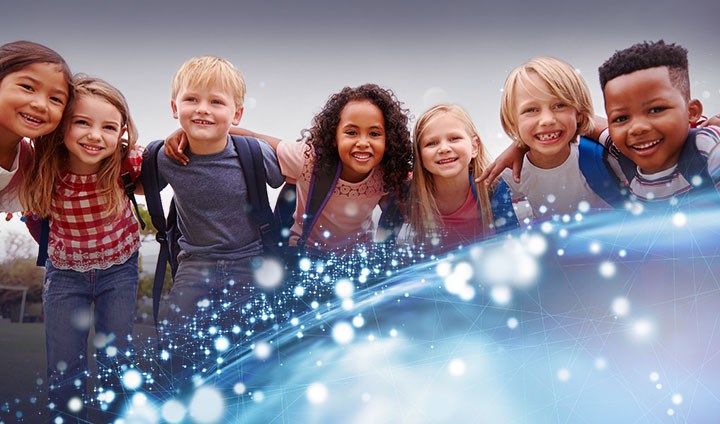 Bild med sju glada barn bakom en blå front med vita bubblor