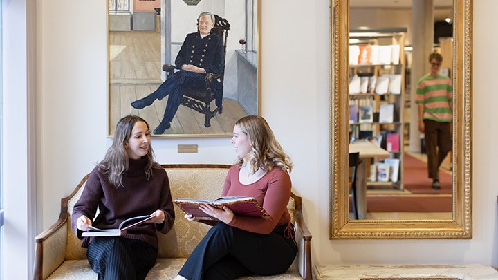 Två studenter i biblioteket på RHS.