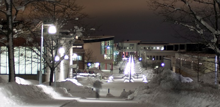 Foto över Campus Örebro tagen en snöig vinterkväll