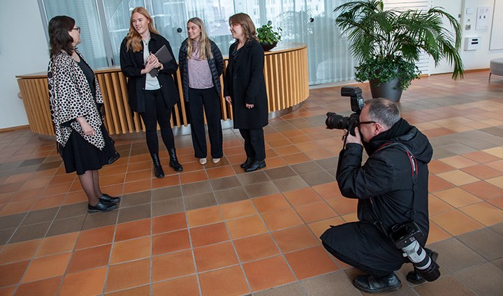 En minister, tre från Örebro studentkåren och en fotograf.