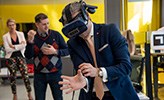 Digitaliseringsministern Khashayar Farmanbar med VR-glasögon på huvudet. Han vrider på sina händer.