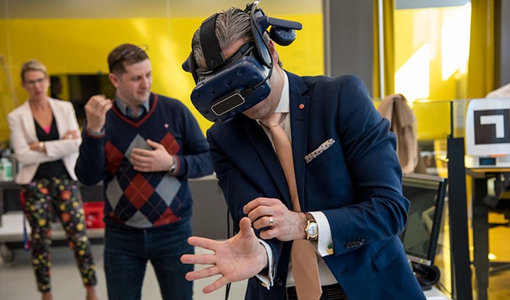 Digitaliseringsministern Khashayar Farmanbar med VR-glasögon på huvudet. Han vrider på sina händer.