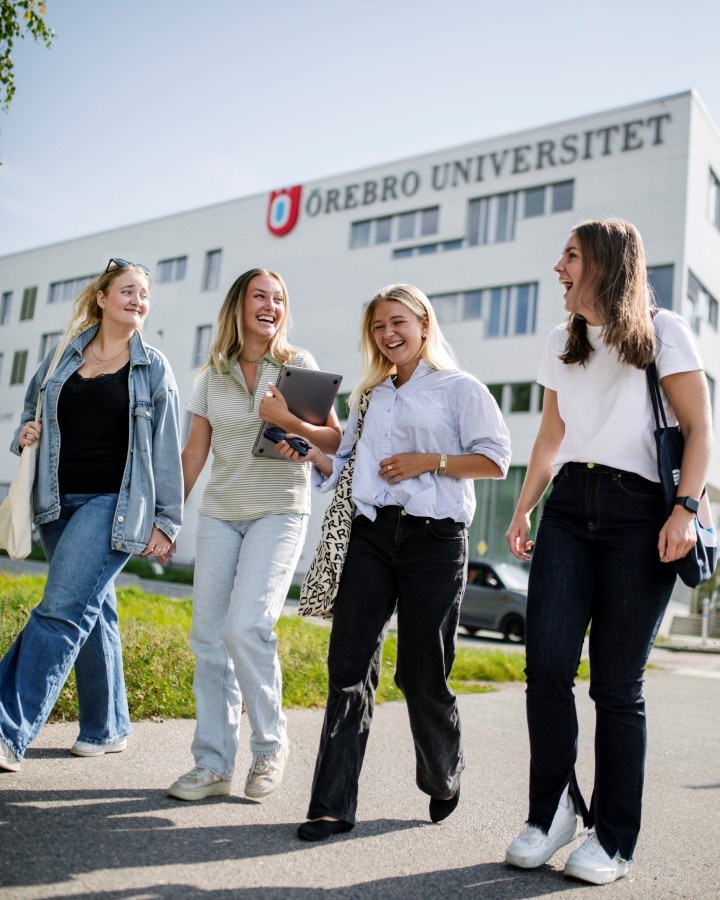 Fyra studenter i solskenet på Campus Örebro