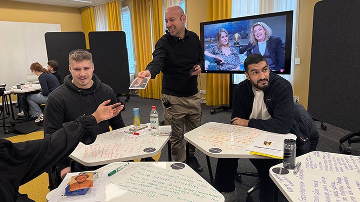 Henric Bagerius med två studenter