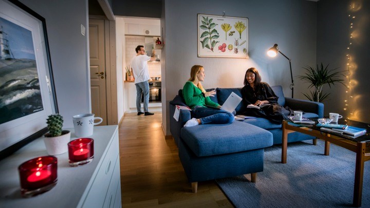 Students in a Swedish livingroom
