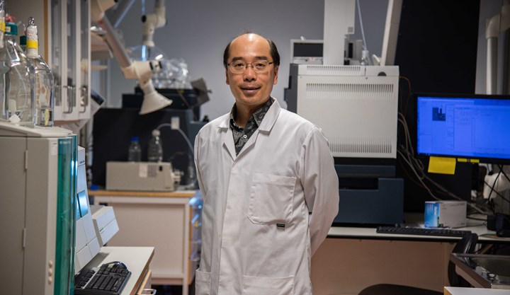 Leo Yeung står i ett labb med händerna bakom ryggen