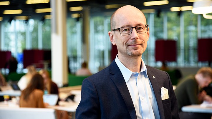 Magnus Lodefalk framför studenter som sitter och pluggar.