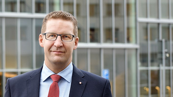 Pär Österholm framför en byggnad.