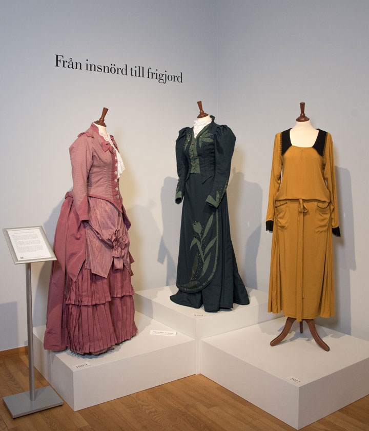 Bild på tre klänningar från 1885, 1889, 1917