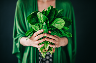 Bild på kvinna som håller i grönsaker