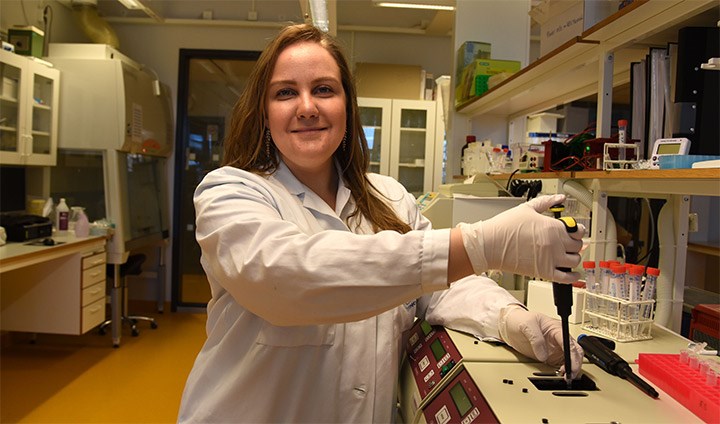 Forskaren Caroline Kardeby i Örebro universitets laboratorium vid Campus USÖ.