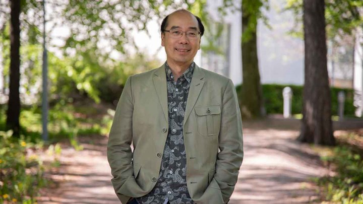 Leo Yeung, forskare i kemi vid Örebro universitet utomhus en vårdag.
