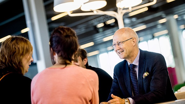 Johan Schnürer i samspråk med studenter.