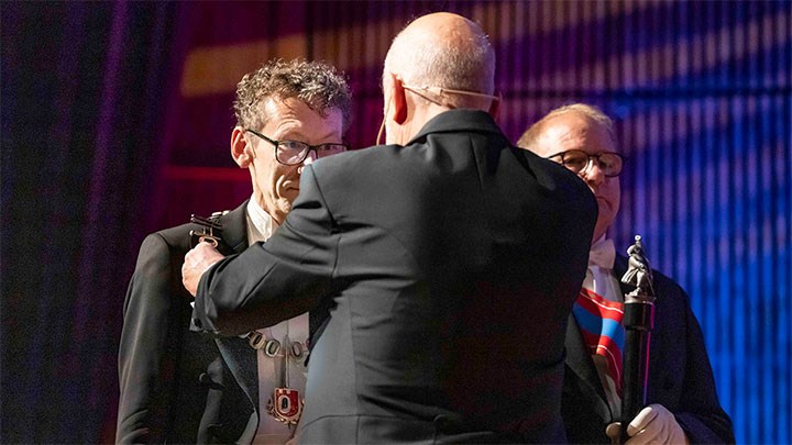 Rektor får sin rektorskedja.