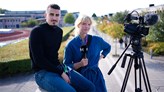 Två tv-reportrar på campus