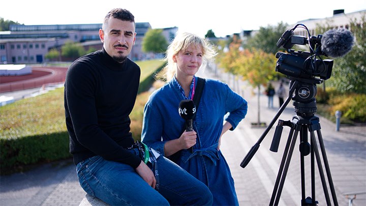 Två tv-reportrar på campus