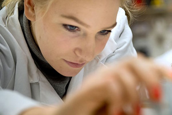 Woman working in a lab.