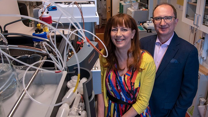 Tuulia Hyötyläinen and Matej Orešič in the lab. 