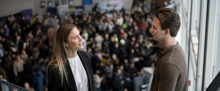 Två personer möts vid Campusmässan.