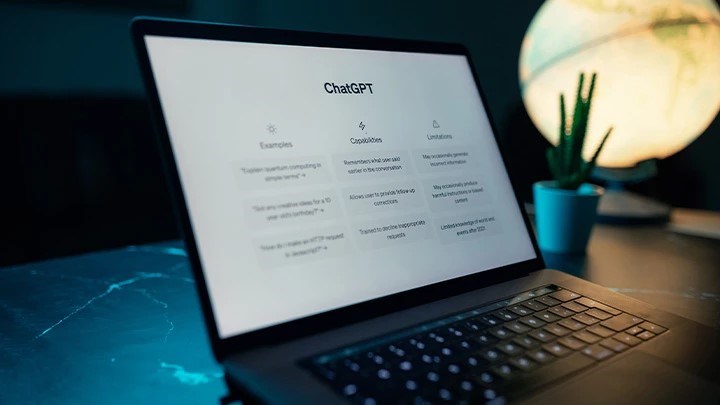 Person som sitter vid en dator