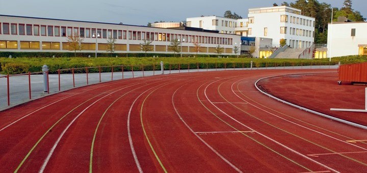 Foto av löparbanor vid Gymnastik- och idrottshuset vid Campus Örebro.