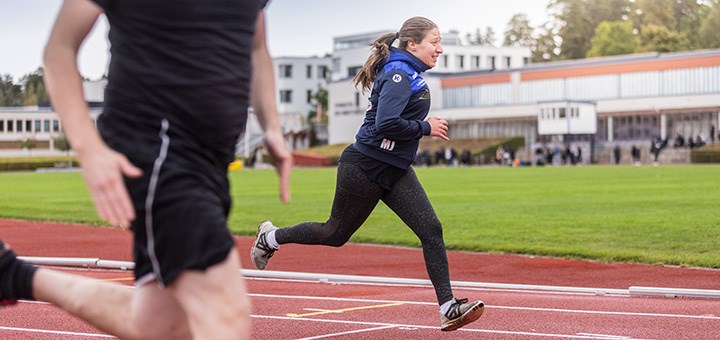 Två personer som löper på en löparbana.