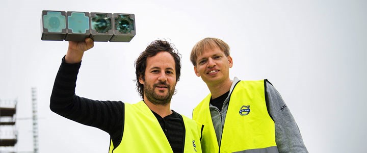 Rafael Mosberger och Henrik Andreasson visar upp sin innovation.