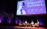 Paneldiskussion på scenen.