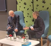 Bilden visar Richard Dawkins under en intervju av Marion Stamp Dawkins.