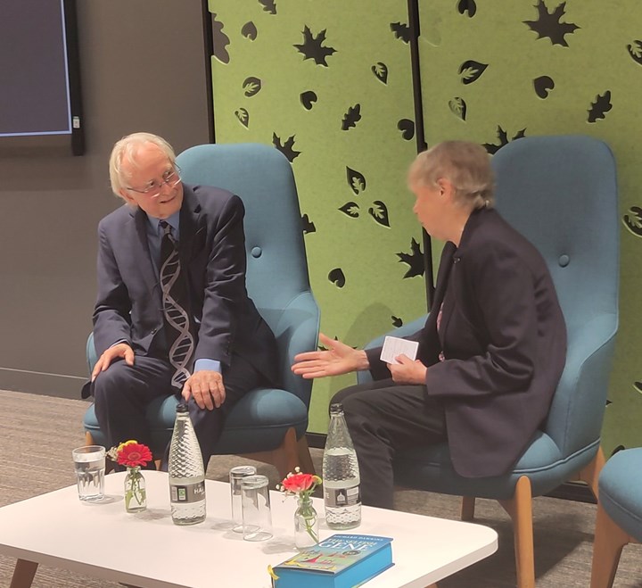 Bilden visar Richard Dawkins under en intervju av Marion Stamp Dawkins.