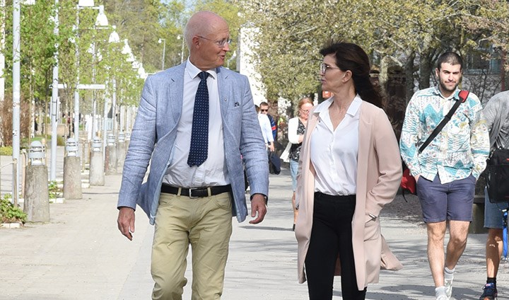 Anna Throne-Holst och Johan Schnürer promenerar på campus.