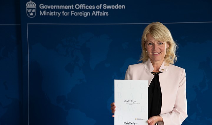 Anna Hallberg with Kjell Hopes diploma.