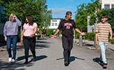 Selma Nord, Gabriella Lahdo, Taimoor Khan och Jakob Engren promenerar på universitetet.