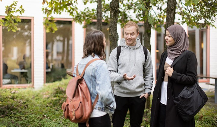 Studenter på Örebro universitets campus.