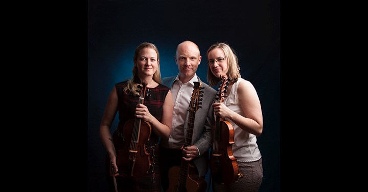 Mattias Pérez med gitarr, Nina Pérez med fiol, Mia Marine med femsträngad fiol.
