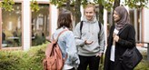 Tre studenter på campus.