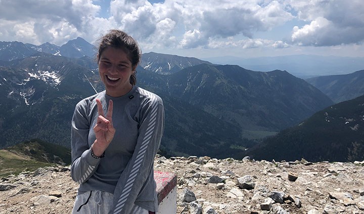 Aviva Katzeff Silberstein på utflykt i bergen.