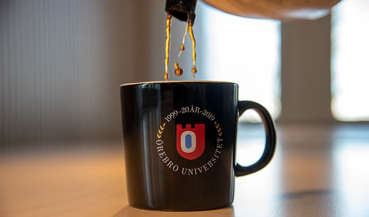 En kopp kaffe hälls upp.