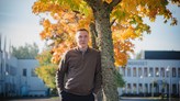 Denny Jansson vid ett träd med höstfärger.