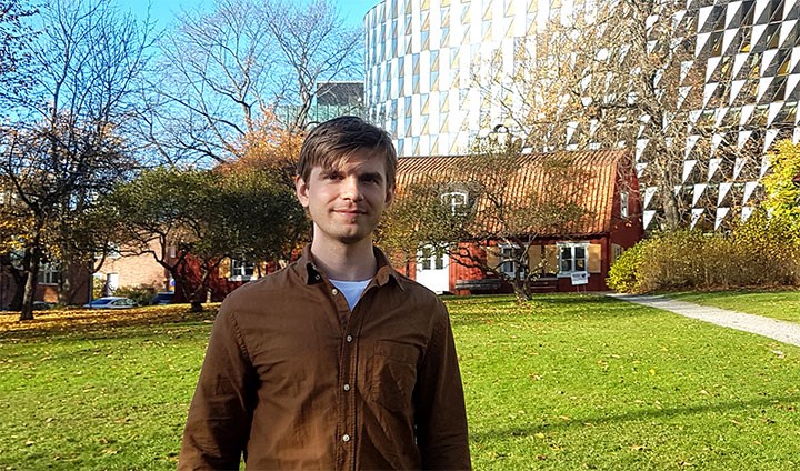 Hugo Sjöqvist framför sin arbetsplats, Karolinska institutet.