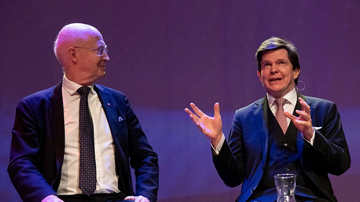 Örebro universitets rektor Johan Schnürer och talmannen Andreas Norlén samtalar.