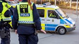 Ryggen av två poliser och en polisbil. 
